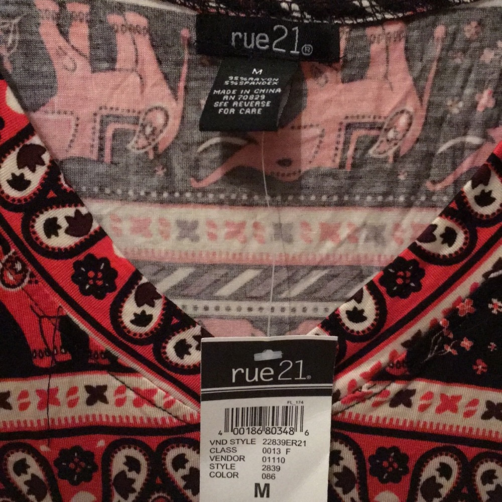 Elephant Pattern V-Neck Tee - Picture 3 of 3